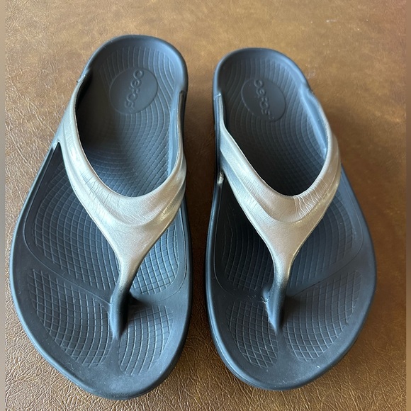 OOFOS Oolala Luxe Black and Sand Thong Sandals Women’s Size 39 - Picture 1 of 8